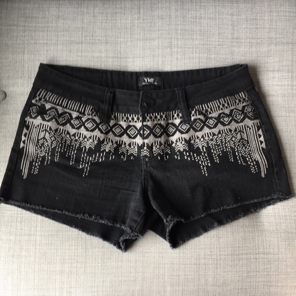 Pants - Y2K black low rise jean shorts - Size 9